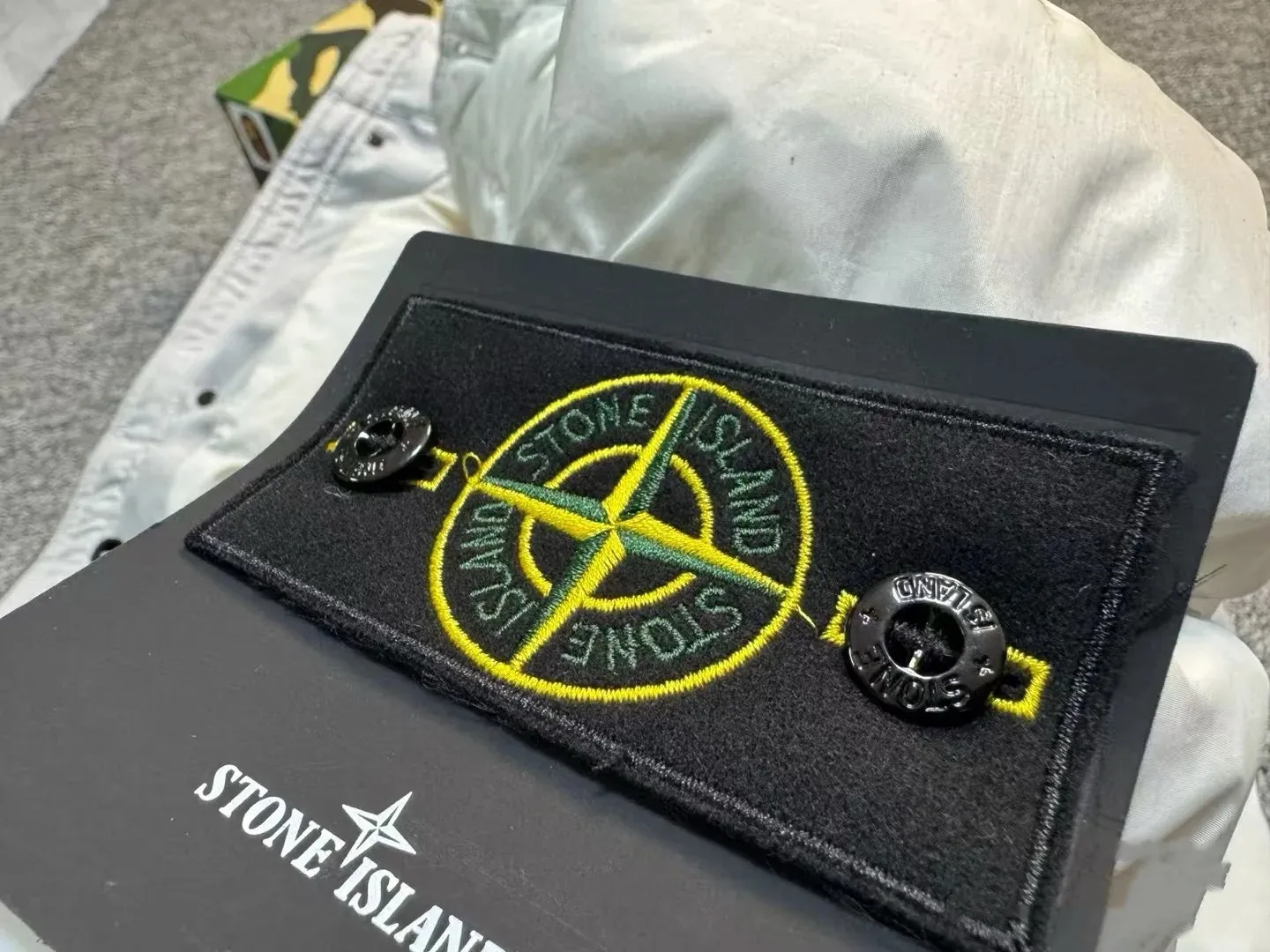 P390 STONE·ISLANDS Stone Island ISLANDS Side Badge Ghost Island Cotton Clothes # Purchasing on behalf of others Original development 1:1 reproduction - QR code information sticker analysis, QR code direct access to Safani official website! A full set of packaging accessories, elevators, main labels, and washing label QR codes are also supported~ -Color: black khaki gray -Size: S-XXL -The workmanship is very particular, the processing technology is extremely complex, the three fabric cuts are neatly spliced and aligned, the whole garment has precise wiring density, YKK custom-made zipper pockets, all hardware is custom-made from molds, double pocket design, perfect for daily needs, side labels classic Stone.Island detachable medals, precise button alignment, and self-observant quality control of details --This brand that others are playing with fashion, but he only focuses on researching fabrics, is Stone Island. - Many people think that Stone Island is a trendy brand, but in fact it is an outdoor functional brand that is always keen on playing with technology and specializes in fabrics. Even if it co-brands with top trendy brands, it has not been overshadowed. Instead, it has perfectly used its unique fabric technology in the joint brand, so that the joint products have functionality and practicality in addition to the value of the logo.